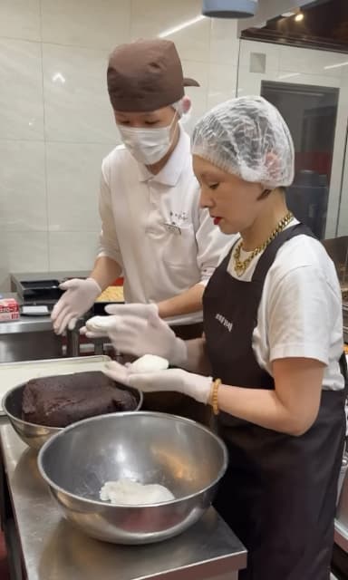 「焼きたて最高でした....」夏木マリが「梅ヶ枝餅」の作成体験を報告！