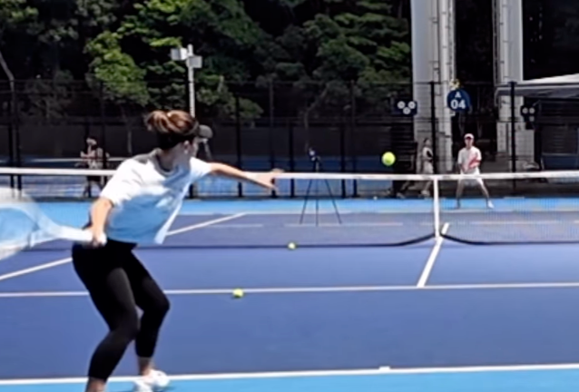 夜のコートに響く快音！宇野真彩が披露した迫力の練習姿が話題に