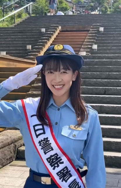 「制服似合ってる」「逮捕されたい笑」サッカー激ウマ美人女優、ユニフォーム脱ぎ捨て