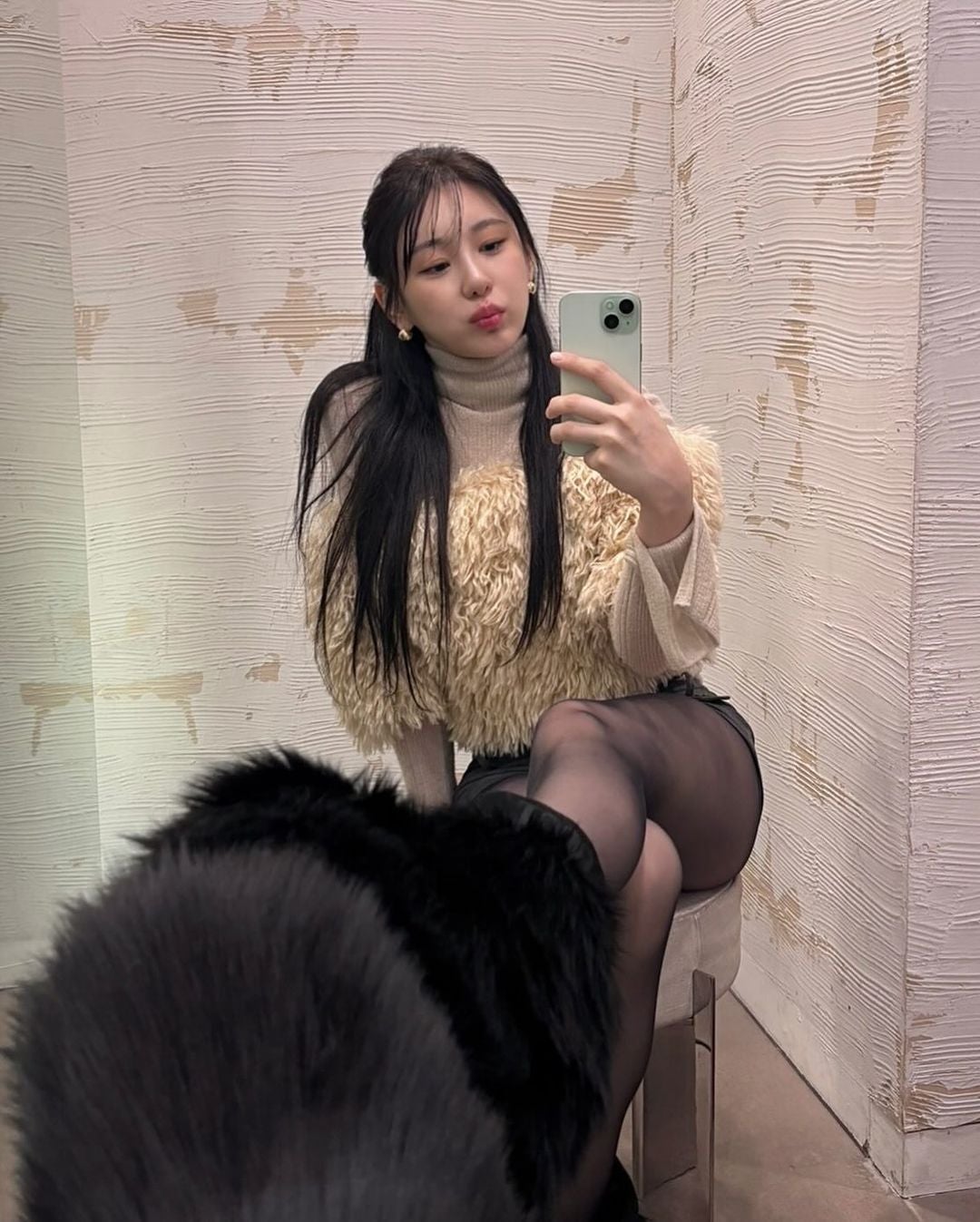元IZ*ONEチェヨン、鏡越しの冬用ふわふわコーデ自撮りでファンを喜ばせる