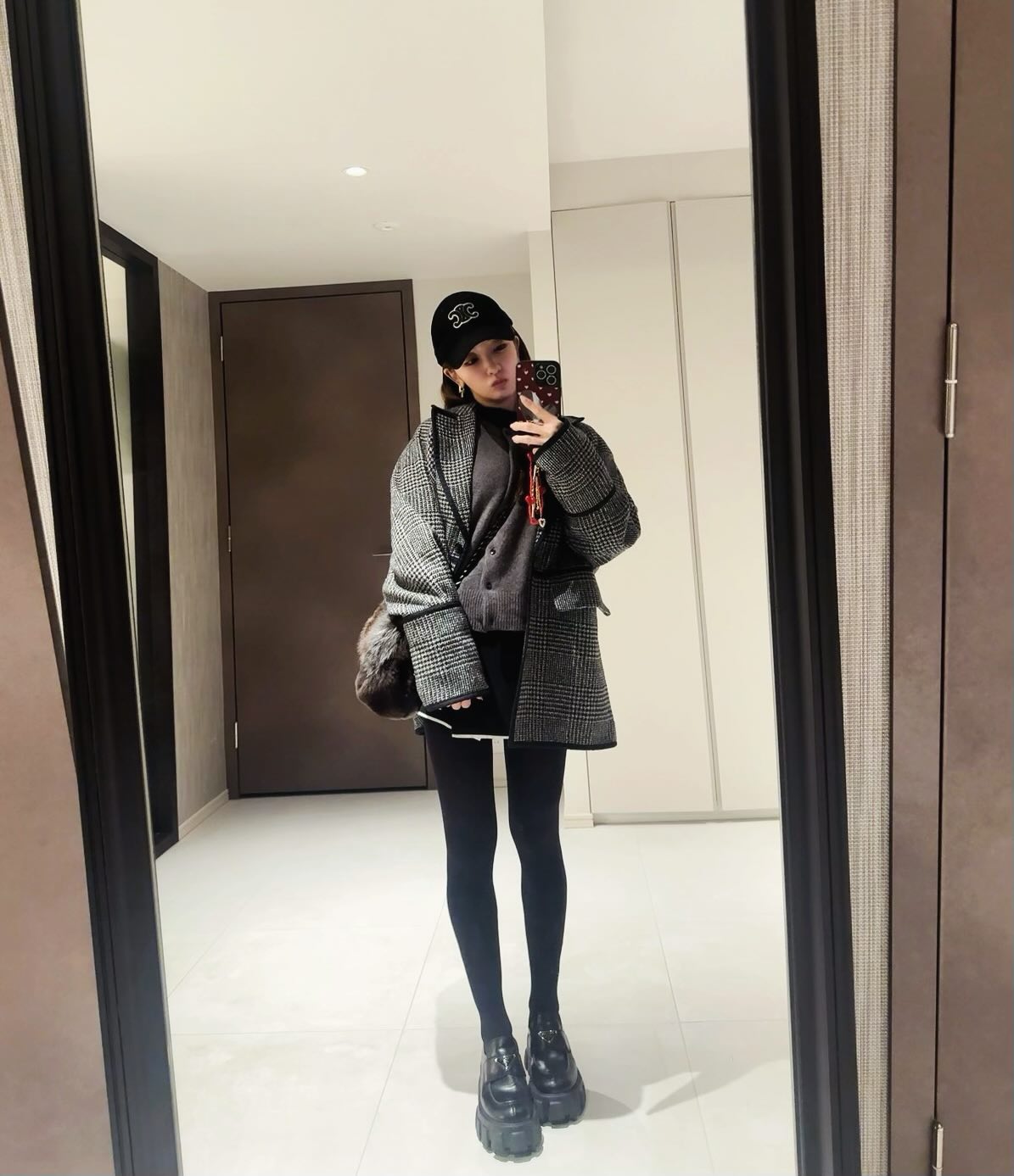 「実用的で好き」板野友美の冬の私服コーデに注目集まる