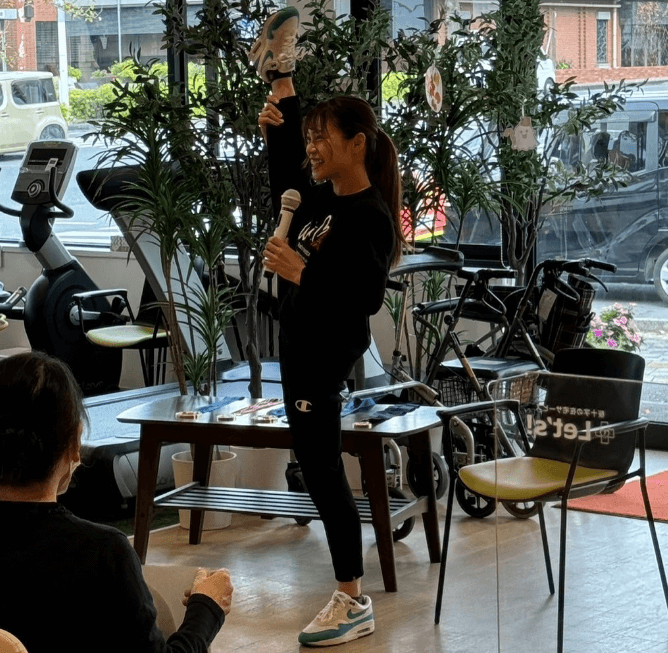 「リハビリジムの女神！」話題の美女体操選手、自慢の”開脚講義”でおじいちゃんおばあちゃんのアイドルになる