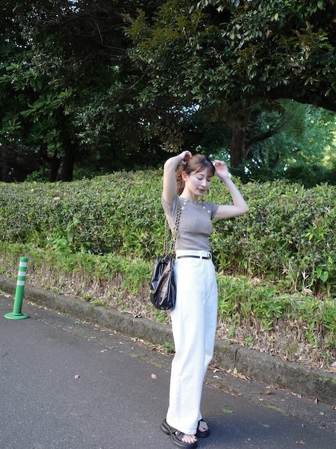 山本里菜アナの白パンツスタイルが話題！「今日は夏っぽく…」