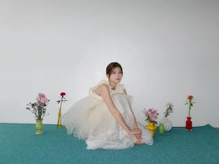 「ぽつんしてても可愛いさが溢れてるよ」人気モデル 純白ドレス姿披露でファン歓喜 ”天使すぎる”と話題に