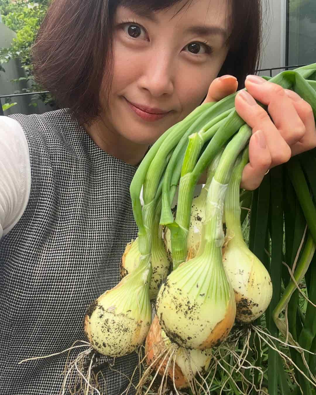 山口もえ、家庭菜園の様子を報告　収穫した新たまねぎとのショットも公開