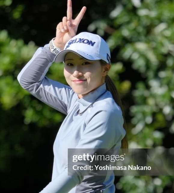 美人プロゴルファー澁澤莉絵留　可愛い笑顔で頭上でピースサイン