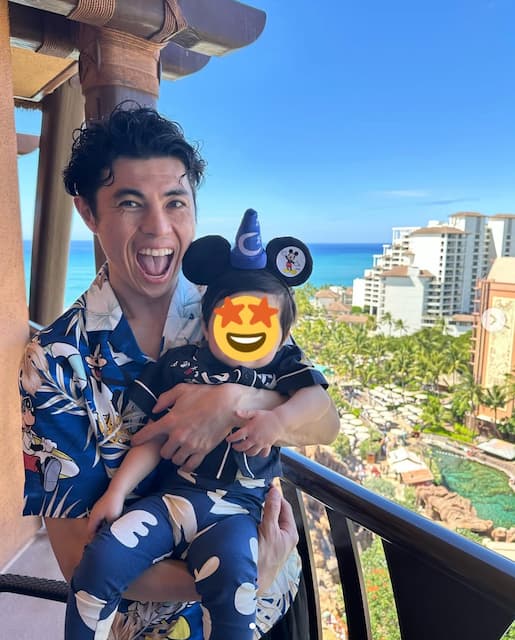 小島よしお、長男“おぱぴまる君”1歳に！ 「夢のアウラニデビューも果たしたんですね」の声