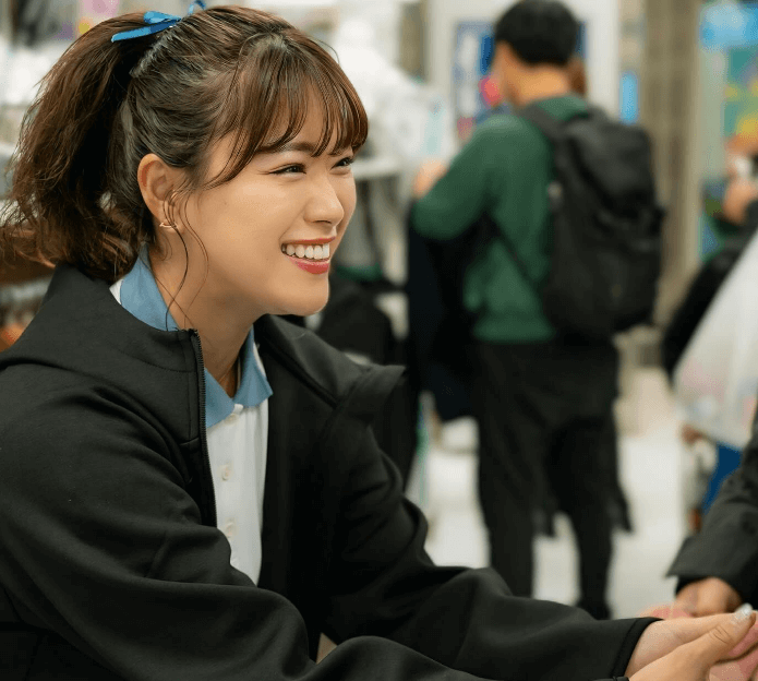 「可愛すぎ！」元AKBのゴルフ美女子、家電量販店で披露した“ファンサMAX・握手ムービー”に反響！美麗スイングにも注目の眼差し