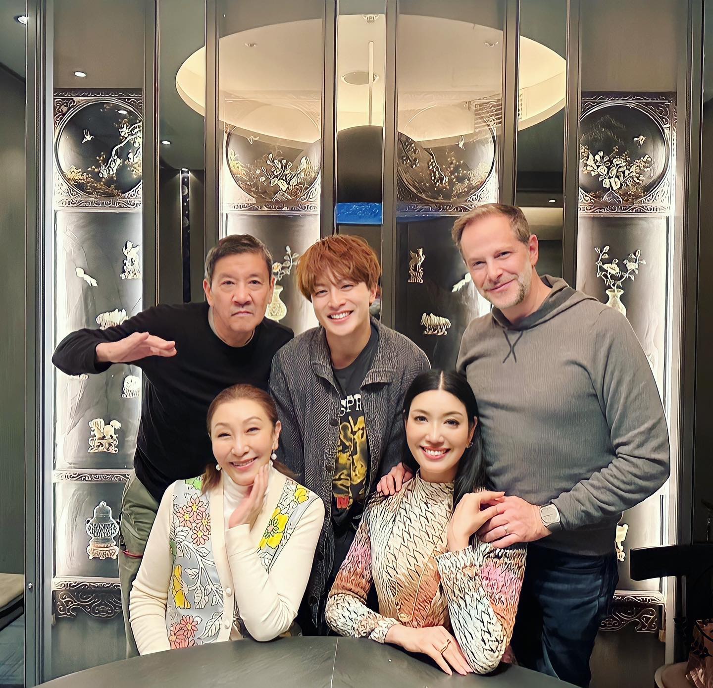 アンミカ 白濱亜嵐を囲んで集合写真📸「亜嵐くんのママと私は同じ歳😍」