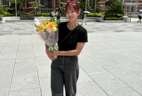 「可愛い！！」おさげの美女バレーボーラー、花束持ちの