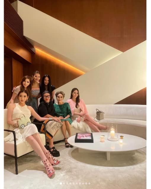 「韓国料理の ディナー」楽しんだデヴィ夫人、セレブに囲まれたゴージャスショットが話題