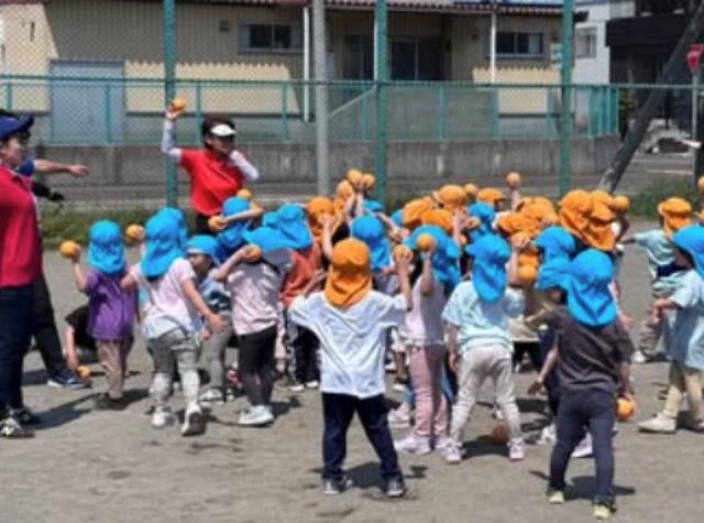 女子ソフト・宇津木妙子、札幌でアソボール体験会を開催　子どもたちと笑顔の交流