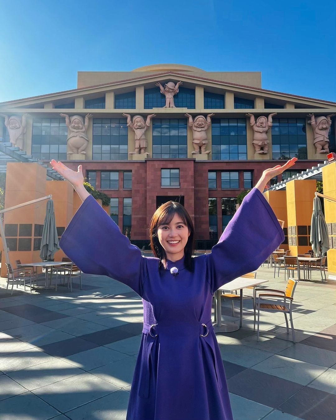 生田絵梨花 ディズニーロサンゼルス本社で七人のこびとと持ち上げる🔥