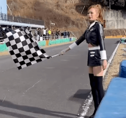 「これを待っていたんだ！」人気レースクイーン、ファン待望の”フラッグ・フリフリ”ムービーを披露し反響続出