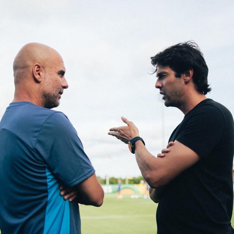 ブラジル代表のレジェンド・カカがあの名将と対面！議論を交わす