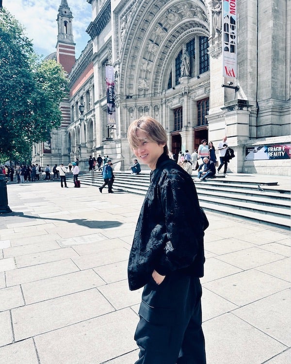 絵になるほど美しい Kinki Kids・堂本光一、ロンドンでのオフショットを公開