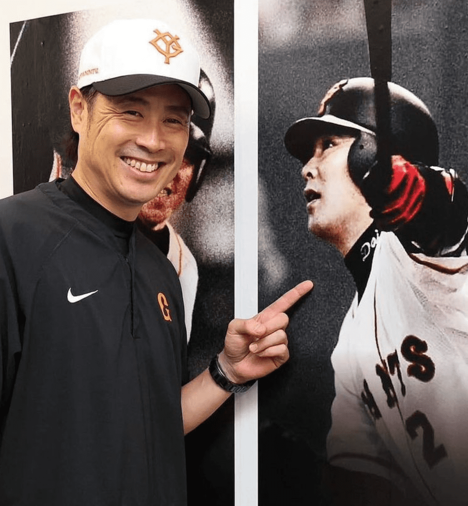 亀井コーチの笑顔の先には巨人OBのあの人が！「なんで俺おるん？」
