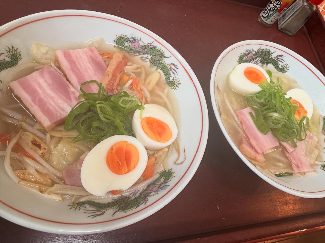 桃井かおりが大雨の中、ぼんやりタンタン麺！？