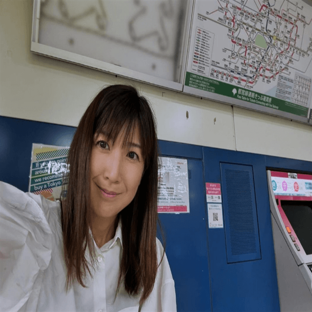 美人フリーアナ・根本美緒が息子を待つ最中、地下鉄で美麗ショットを披露