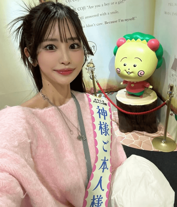 ”神様ご本人様タスキをかけた美女登場”あの人気タレント、コジコジワールドで見せたショットにファンうっとり