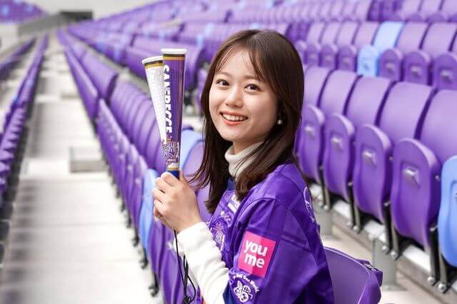 岡本愛衣が推す、サンフレッチェ広島 × 広島ホームテレビの特別コラボツインメガホン！スタジアムを熱く盛り上げる！