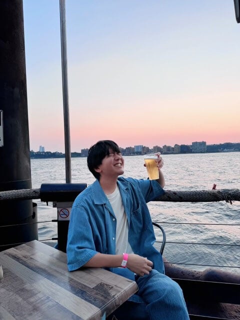 人気声優・花江夏樹（メガネ無し）がニューヨークの夕日をバックに至高の一杯！