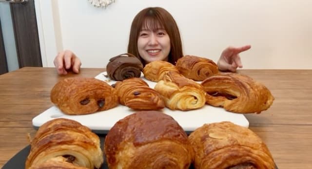 尾崎里紗がパンの食べ比べ！「ただただ幸せな動画になりました笑」