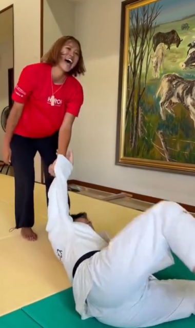 "大学の授業ぶりの背負い投げ！"に挑戦！美女ビーチバレーボーラー、可愛すぎるスマイル一本勝ちムービー公開！