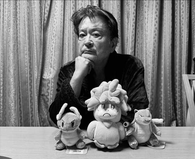 エモさと渋さが限界突破!?大和田伸也のモノクロ”ぬい活”ショットに共感の声