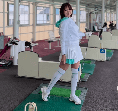 「スイングもスタイルも可愛さも好き」ゴルフ美女子、華麗＆パワフルな”スイングラッシュ公開”にファン大魅了！