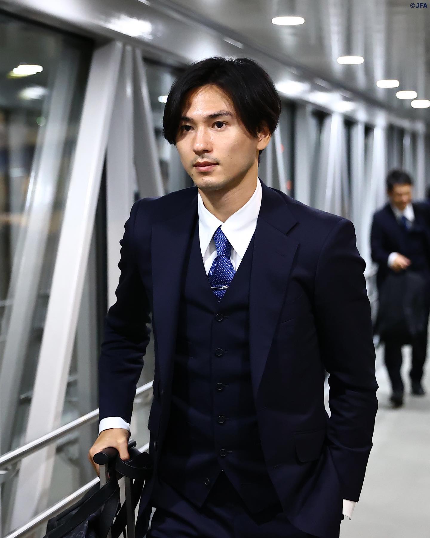 サッカー日本代表⚽️空港で見せたクールなスーツ姿が大反響💖