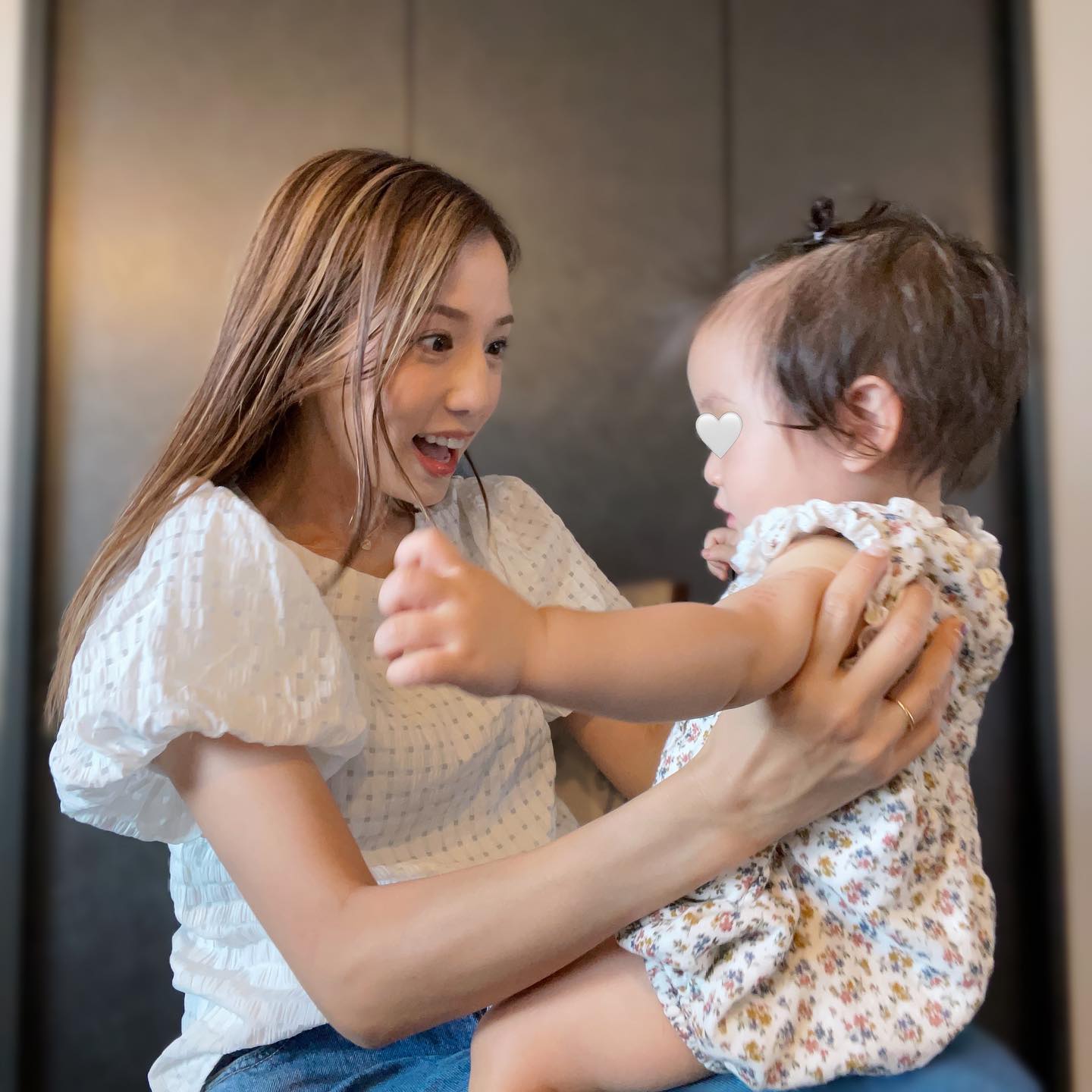 「可愛すぎて🥰🥰」丸高愛実さん、次女との親子ショットが話題に！