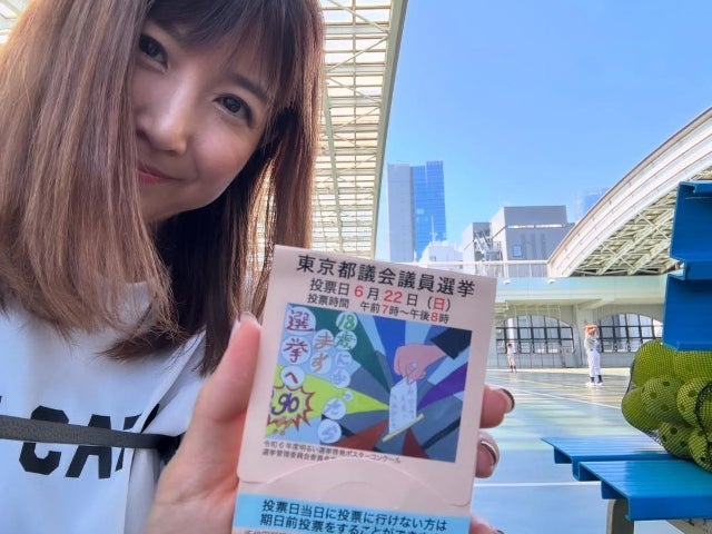 根本美緒、投票完了で笑顔満開。母としての誇りと社会の一票を両立する真夏のアクション