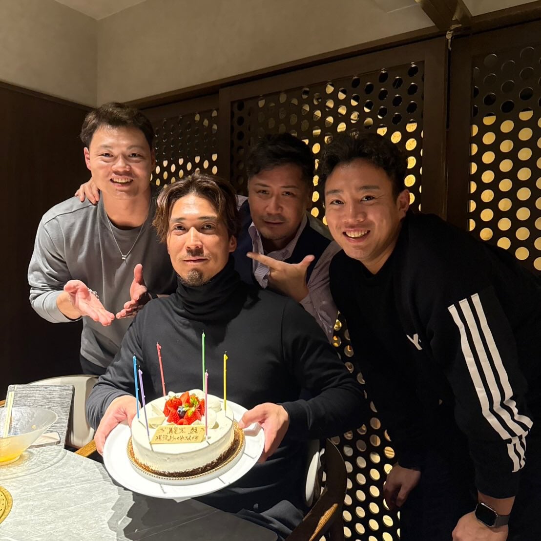 「現役生活お疲れ様でした」鵜飼航丞、先輩への感謝ショット