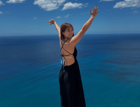 「あらら！可愛いお姉様」筋トレ美女子、ハワイで天真爛漫な”美ショット＆ココヘッドトレイルムービー”に反響続々「階段やばいですね！ 行ってみたい」