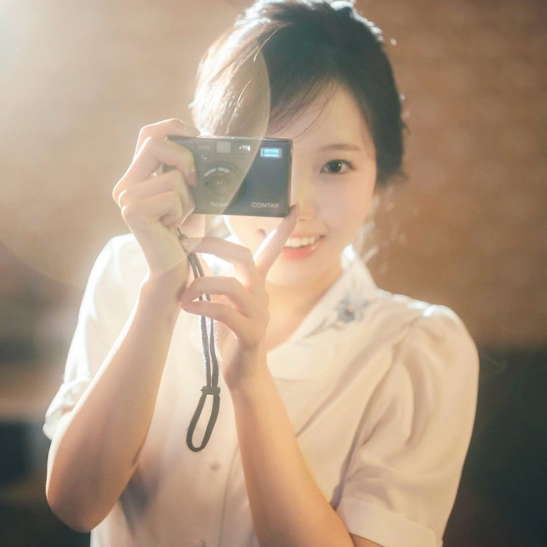 本田真凜、1st写真集発売まであと3日！ファンへの「はいちーず」ショットが天使のように可愛いと話題に！