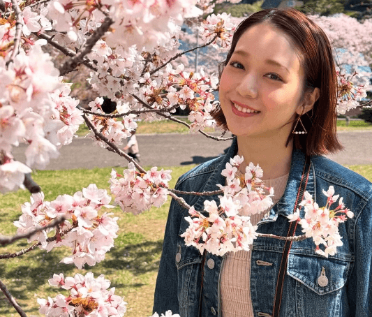 「めちゃくちゃ可愛い」人気モデル、桜＆海をバックに撮った美ショットが美しすぎるとファンうっとり「So Beautiful」