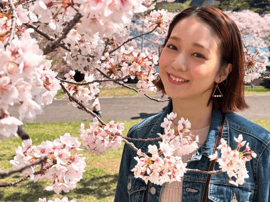 「めちゃくちゃ可愛い」人気モデル、桜＆海をバックに撮った美ショットが美しすぎるとファンうっとり「So Beautiful」