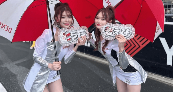 「可愛いぞー」人気レースクイーン、サーキットで魅せた”ダブル・ビューティーインパクト”！デコうちわフォトが可愛いとファン魅了