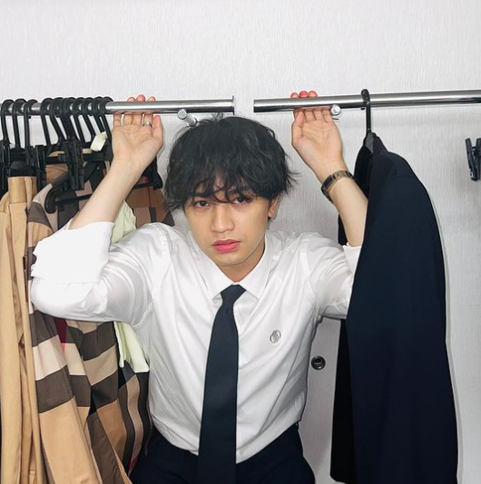 セクゾ・中島健人、クローゼットの中でまさかの1枚に「かっこいいんだけど、おもろい😂」