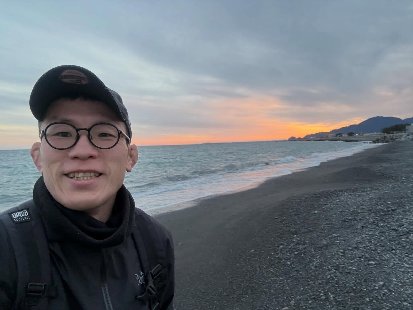 青木真也、夕焼けの海辺で見せた素顔「YouTube用のスタジオ」