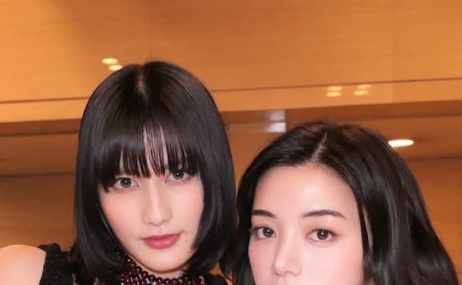 「神々しすぎる」池田エライザ、映画で共演したあの女優との白・黒衣装を大公開！