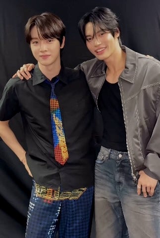 大人気俳優と人気韓国アイドルがコラボ「兄弟にしか見えん」