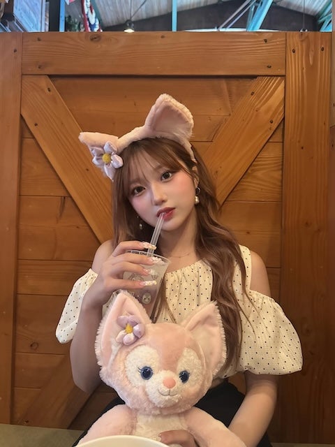 希空、東京ディズニーシーの人気キャラクターを抱っこ！