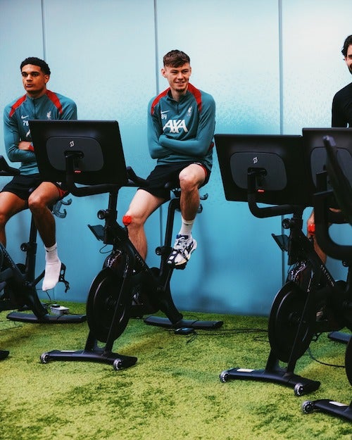 リバプール 激戦から1夜明け選手たちがリラックスした表情を見せる