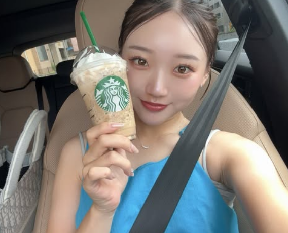 「はい！ちょーかわいい」美女ゴルファー、大人気アニメ映画を見たい欲が発動！？美的車内ショットもファン大絶賛