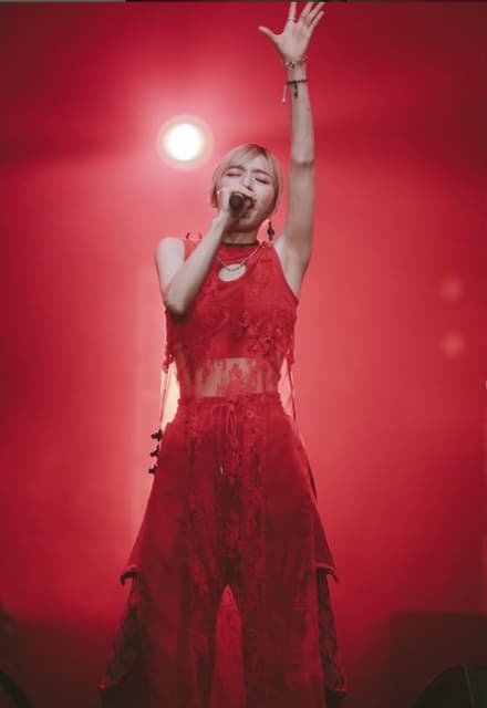 「謝謝 上海！」miletが上海の熱量に感激！真っ赤な衣装でパフォーマンス披露