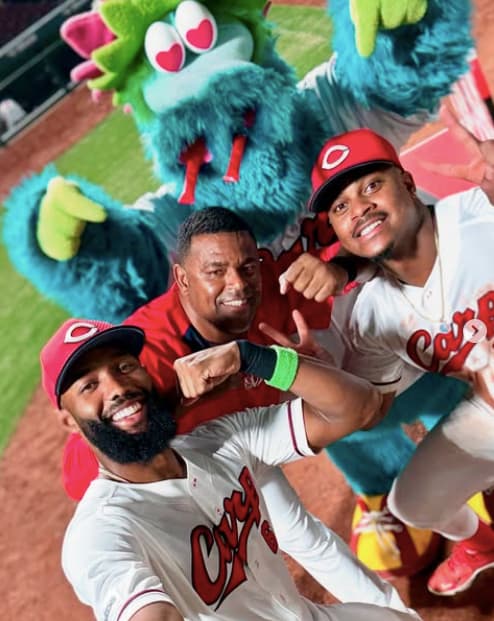 カープマスコットキャラクター・スラィリーが勝利の余韻！助っ人選手とのショットを披露！