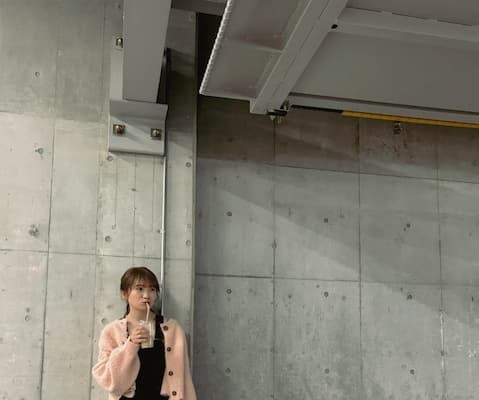 「今日は寒いから早めにしまってね笑」秋元真夏の“ちょっと肩出し”オフショットに可愛いが止まらない！