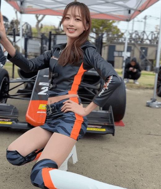 「綺麗なお姉さん見～つけた」170cmの高身長レースクイーン、着座してもわかる抜群のプロポーションムービーにファン歓喜「カッコいいです」